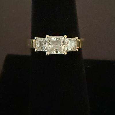 Lot 437: 14K Gold Ring with Simulated Diamond Accents – 3.2 Grams