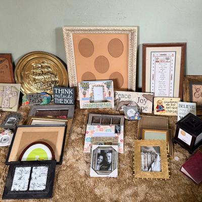 Lot 468: Large Lot of Home Décor, Wall Art, and Picture Frames