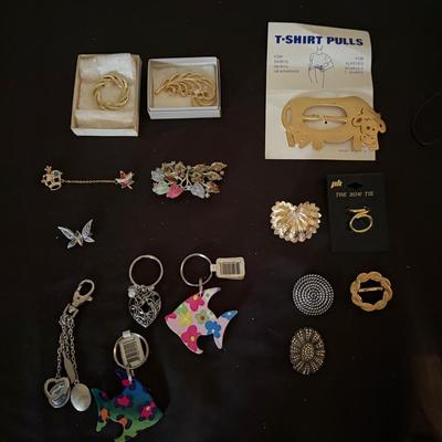 Lot 449: Vintage Brooch & Jewelry Lot – Rhinestone, Enamel, T-Shirt Pulls, Keychains – 15 Pieces 