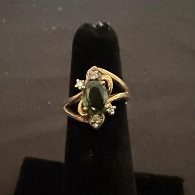 Lot 412: 14K Gold Ring with Green Sapphire & Diamond Accents – 3.3 Grams