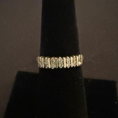 Lot 430: 14K Gold Ring with Diamond Cluster Accents – 2.9 Grams