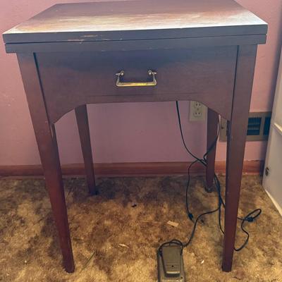 Lot 461: Vintage Sears Kenmore Model 1120 Sewing Machine with Cabinet – Needs New Belt