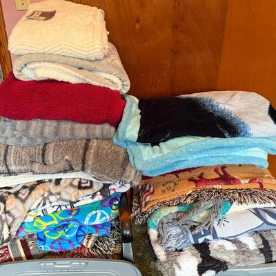 Lot 462: Mystery Lot of Blankets and Throws – Mixed Styles & Sizes 