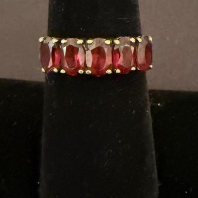 Lot 438: 14K Gold Ring with Red Simulated Gemstones – 2.5 Grams
