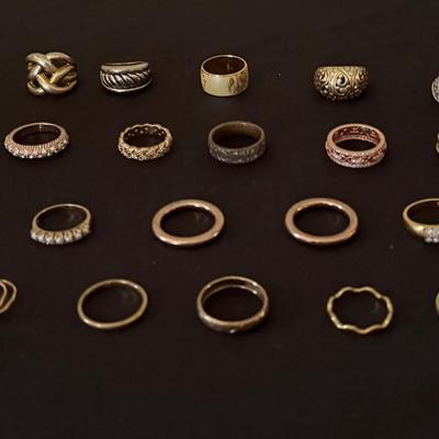 Lot 440: Lot of 31 Costume Jewelry Rings – Various Styles & Sizes