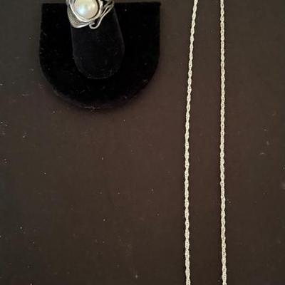 Lot 452: Sterling Silver Ring with Pearl & Chain Necklace – 11.3g