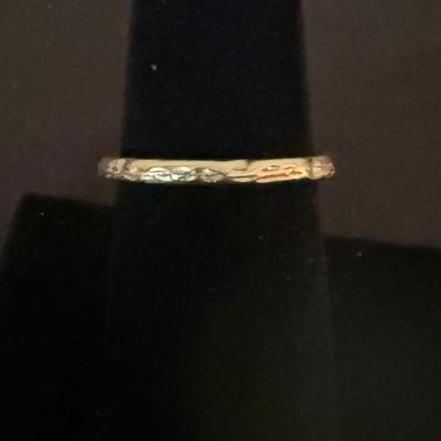 Lot 432: 14K Gold Textured Band Ring – 0.5 Grams
