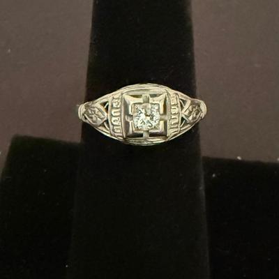 Lot 435: 18K Gold Vintage-Style Ring with Genuine Diamond – 2.4 Grams