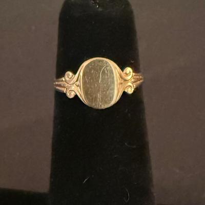 Lot 441: 10K Gold Antique-Style Signet Ring – Size 2.5, 0.7 Grams