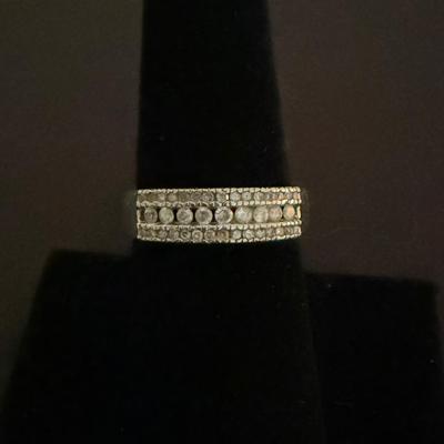 Lot 431: 14K Gold Ring with Diamond Cluster Accents – 3.6 Grams