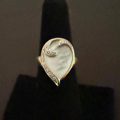 Lot 415: 10K Gold Mother of Pearl & Diamond Accent Ring – 4.9 Grams