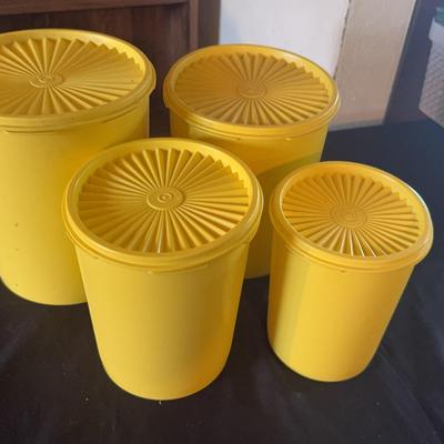 Lot 514: Tupperware Containers