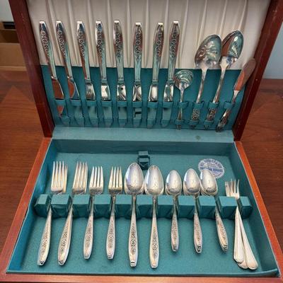 Lot 218: WM Rogers International Silver Primrose Flatware Set 