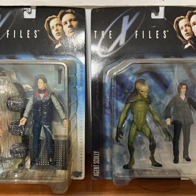 Lot 301: The X Files Collectible Figures - Scully And Mulder 