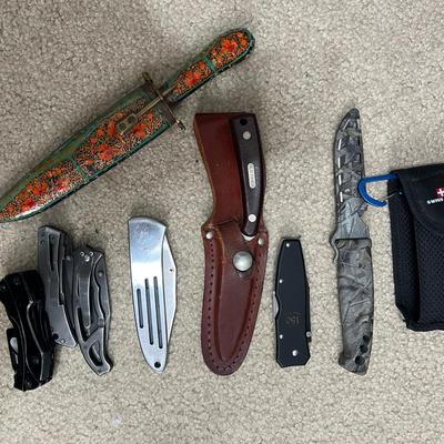 Lot 350: Lot of Mixed Hunting, Utility, and Folding Knives with Sheaths