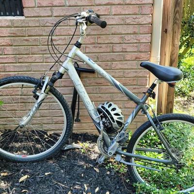 Trek Navigator 200 Bike with Accessories