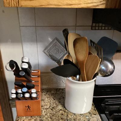 Sale Photo Thumbnail #304: Knife set utensil crock