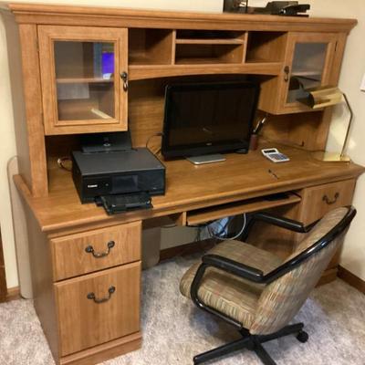 Sale Photo Thumbnail #258: Oak desk with hutch