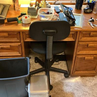 Sale Photo Thumbnail #256: Desk with 6 drawers