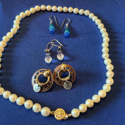 18” Real Pearl Necklace With 14kt Gold Clasp And Earrings 