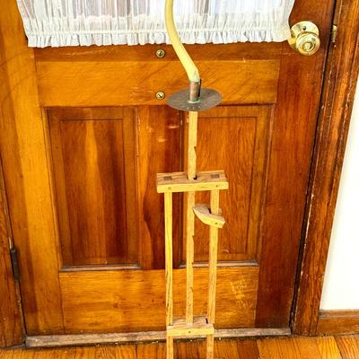 Shaker-style ratcheting candle stand