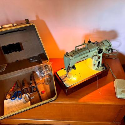 Singer Sewing Machine In Carrying Case 
