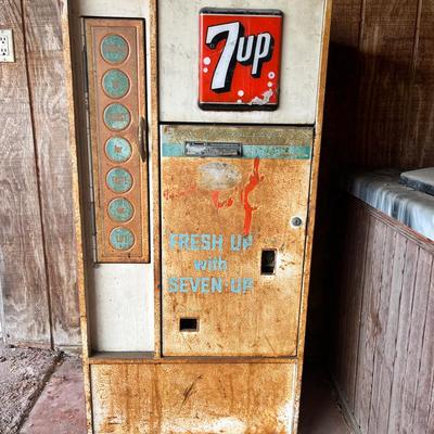 Vintage 1950s 7 Up vending machine - Sure Vend S 47 