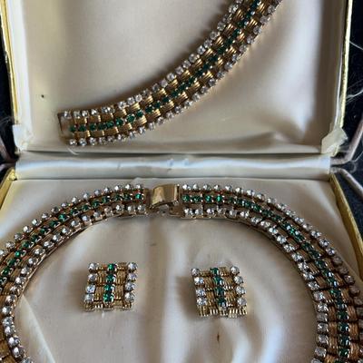 Stunning Choker With Marching Braclet And Earrings 