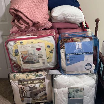 Large Bedding and Linen Collection – Comforters, Quilts, Mattress Pads & Pillows