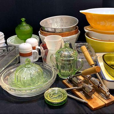 Pyrex, Pfaltzgraff & Vintage Kitchenware Collection