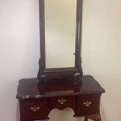 Traditional Mahogany Vanity Table with Mirror