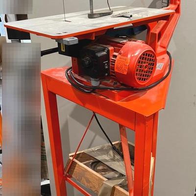 Hefner Multimax 18 Variable Speed. Scroll Saw And Stand.