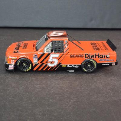 1:24 Die Cast Metal 2006 Revell Truck Series #5 Darrell Waltrip DieHard Racing Chevy Truck