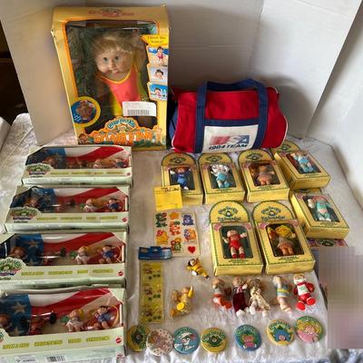 Cabbage Patch Kids Collectibles Including Buttons,Portable Figurines, Splash ‘N Tan Kids Doll