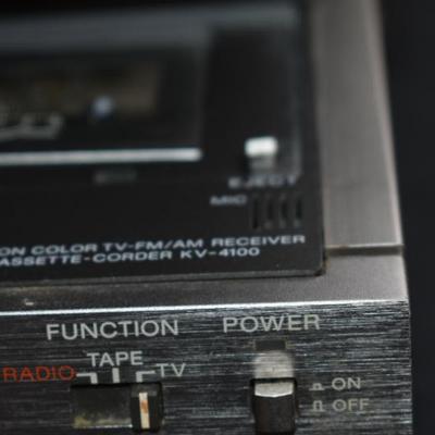 Trinitron Color TV-FM/AM Receiver Microcassette-Corder KV-4100