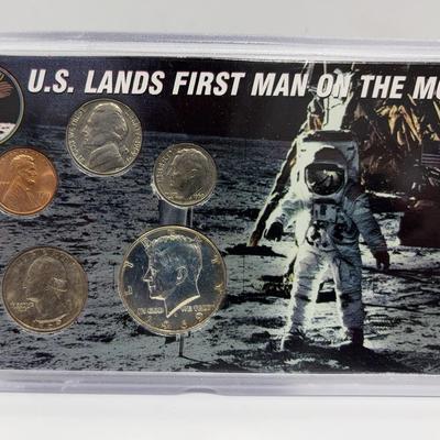 BE048 U.S. Lands First Man On The Moon 