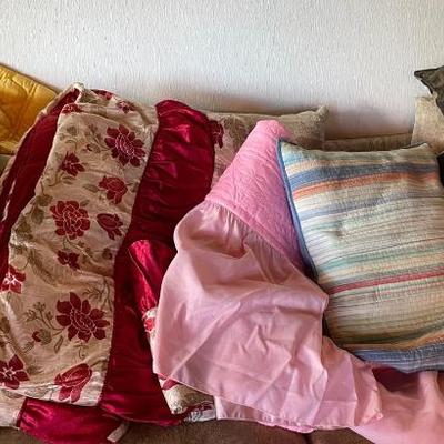 NFF052 - Vintage Bedspreads & Throw Pillows 
