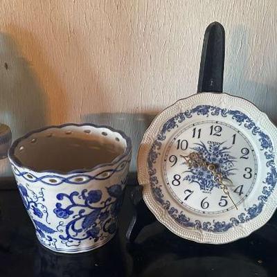 NFF041 - Decorative Ceramic Pieces In Blue And White