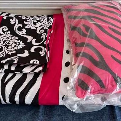 Mi-Zone Bed Cover and Pillow Shams 
