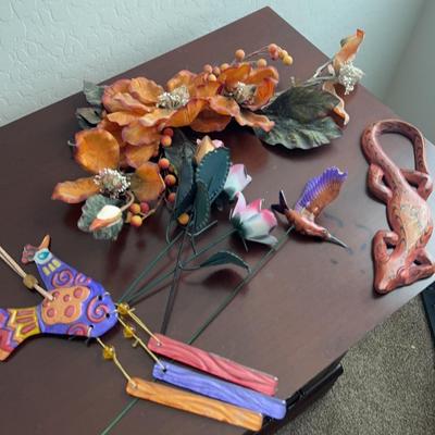 Decorative pieces! Metal Flowers And Hummingbird, Peacock Wind Chime, Wooden Lizard 