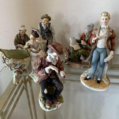 Set Of Porcelain Figurines - Colonial