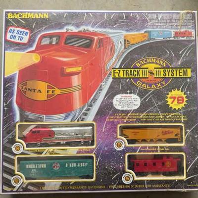 KKS065 Bachmann Galaxy HO Scale Electric Train Set – E-Z Track System – Santa Fe – 79 Piece Set (Ite