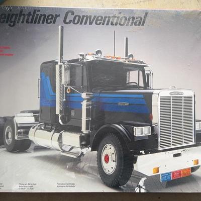 KKS062 1/24 Scale Freightliner Conventional TruckModel Kit (Unbuilt & Factory Sealed) 