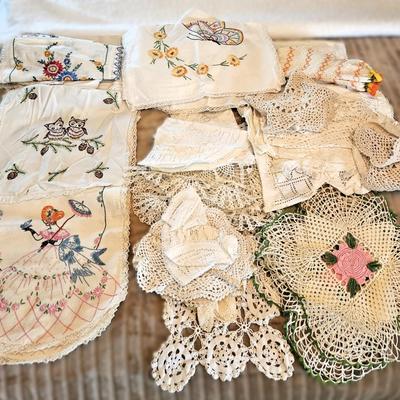 Embroidery & Lace - Runners & Doilies