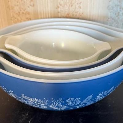 4 Pyrex Bowls