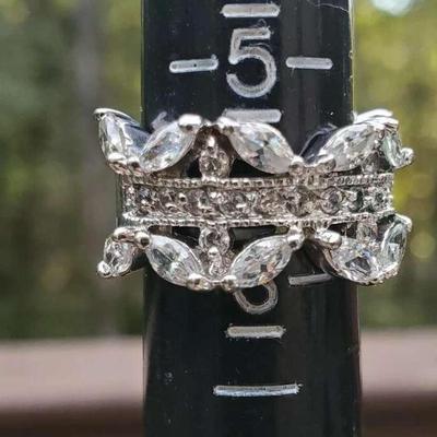 18KGE White Gold Ring with Cut Glass and Small Round Rhinestones Size 6 