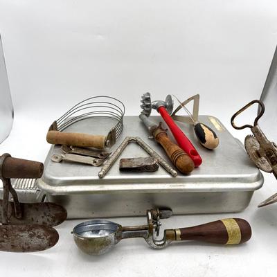 Vintage Kitchen Items Lot