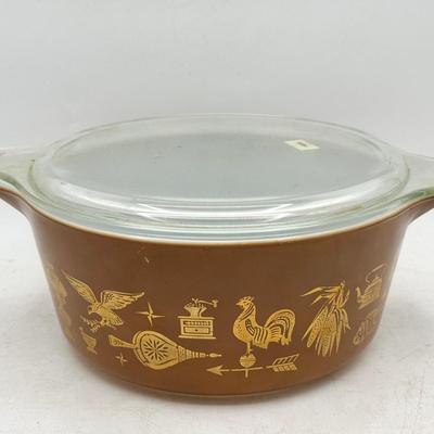 Pyrex Early American casserole dish with a clear lid