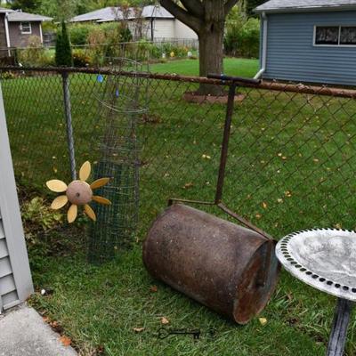 Sale Photo Thumbnail #677: 677 12 back yard 4)