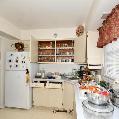 Sale Photo Thumbnail #185: 183 04 kitchen 4)